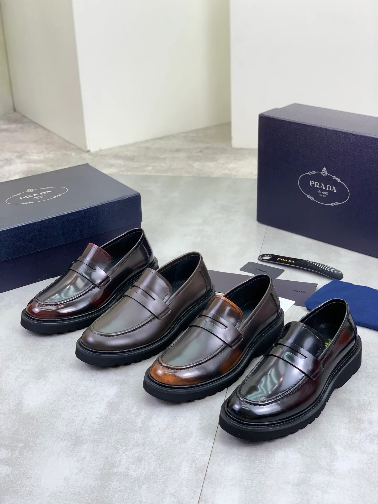 Factory price P880💰Original quality, top version🔱 ＰＲＡＤＡPrada. Men’s business casual leather shoes, top quality products. 1:1 shipment⬆️Luxurious and noble👞All imported original color-brushed edge beads, just to create a more comfortable wearing experience. Upper: Original comfortable open-edge bead rubbed color calfskin➕Top imported water-dyed full cow lining, original high-end lightweight and comfortable TPU foam combination bottom✔️Code number: 39-44 (38 45) 46 47 can be customized)